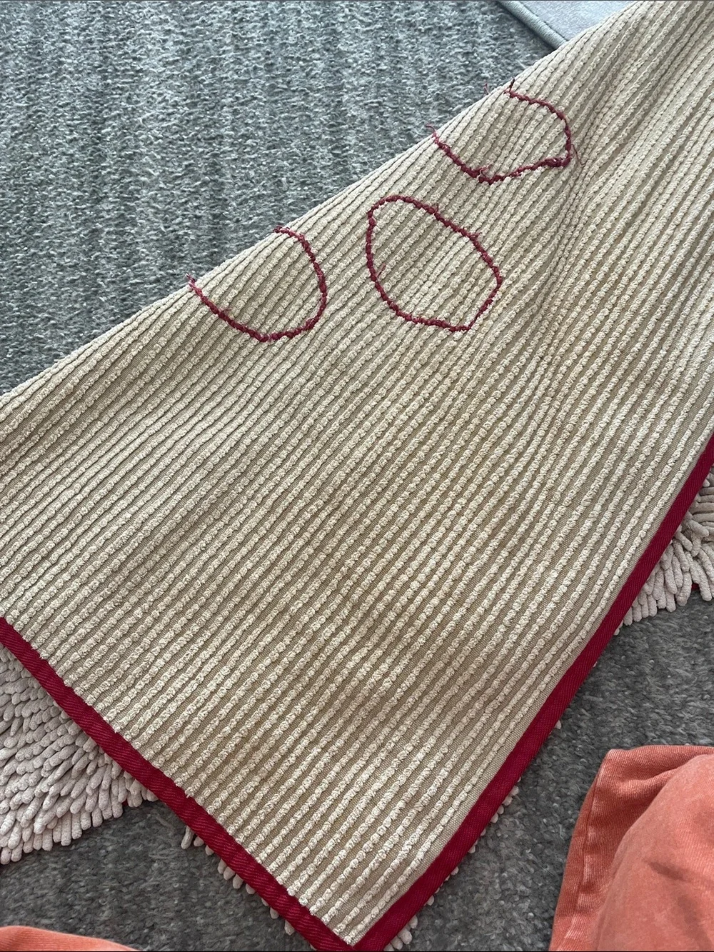 Plush Paw-Print Bath Mat - Cream